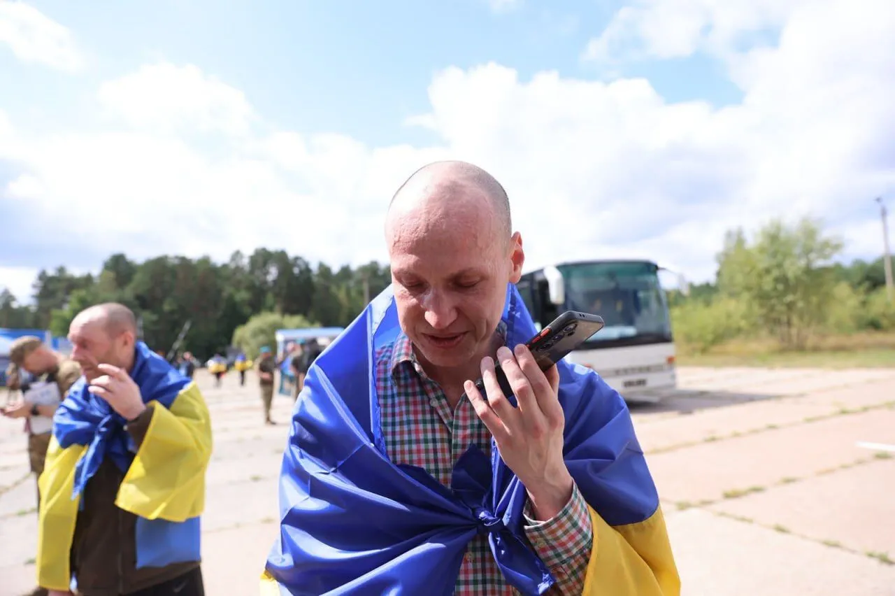 В Украину вернули 5 гвардейцев и 6 пограничников