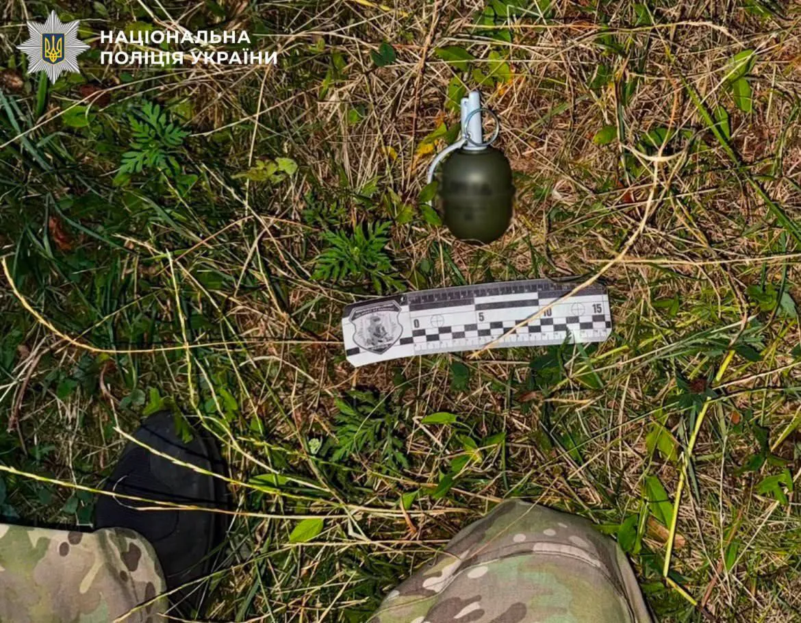 Водитель угрожал учебной гранатой.