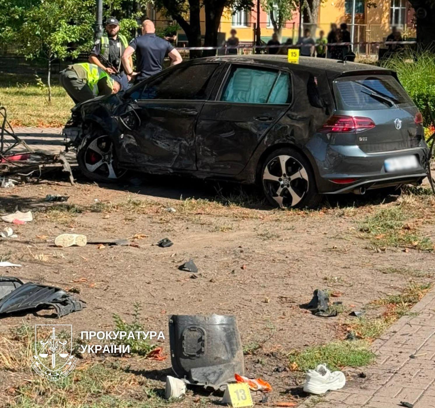 В результате ДТП два человека погибли, а ещё четверо были госпитализированы.