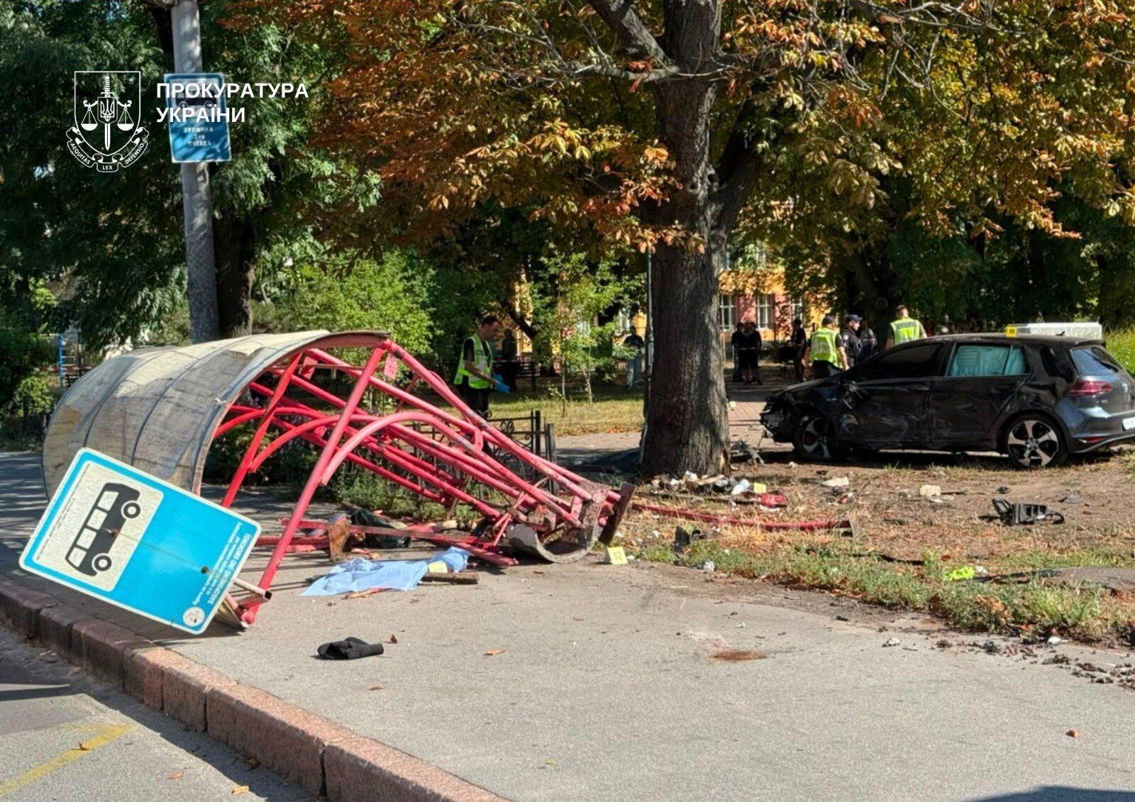В результате ДТП два человека погибли, а ещё четверо были госпитализированы.