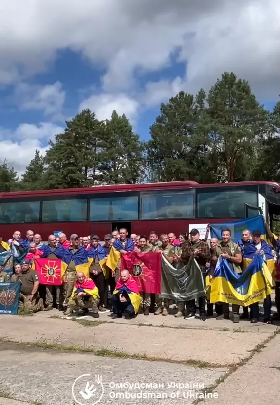 Захисники повернулися додому.