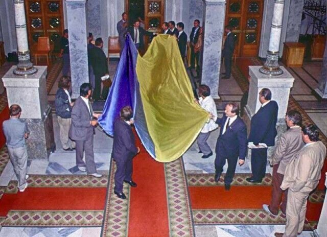 Внесення прапора України в стіни Верховної Ради 24 серпня 1991 року.