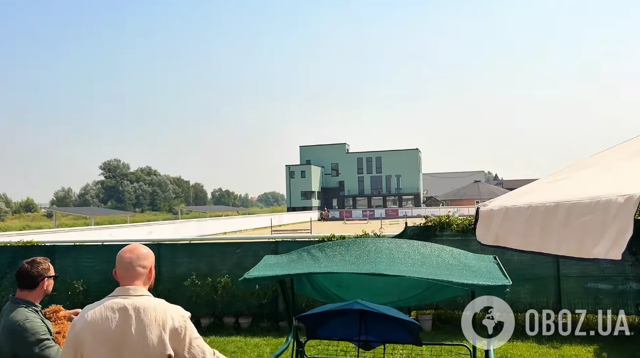 Біля будинку Харчишина розташований кінно-спортивний комплекс