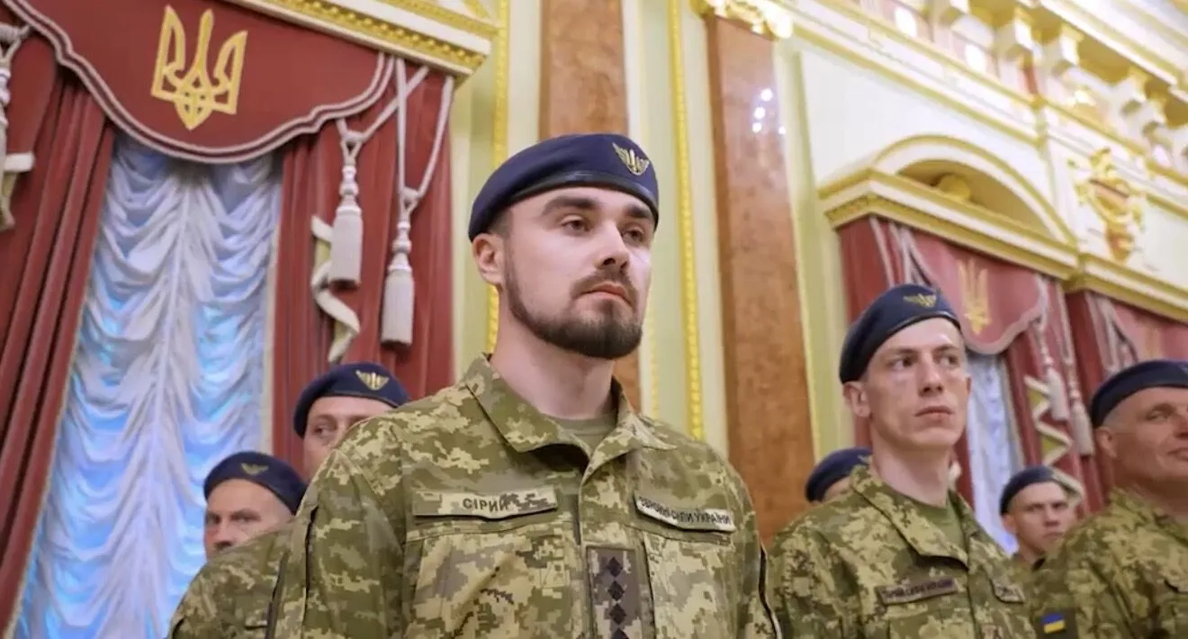 Президент вітає військових.