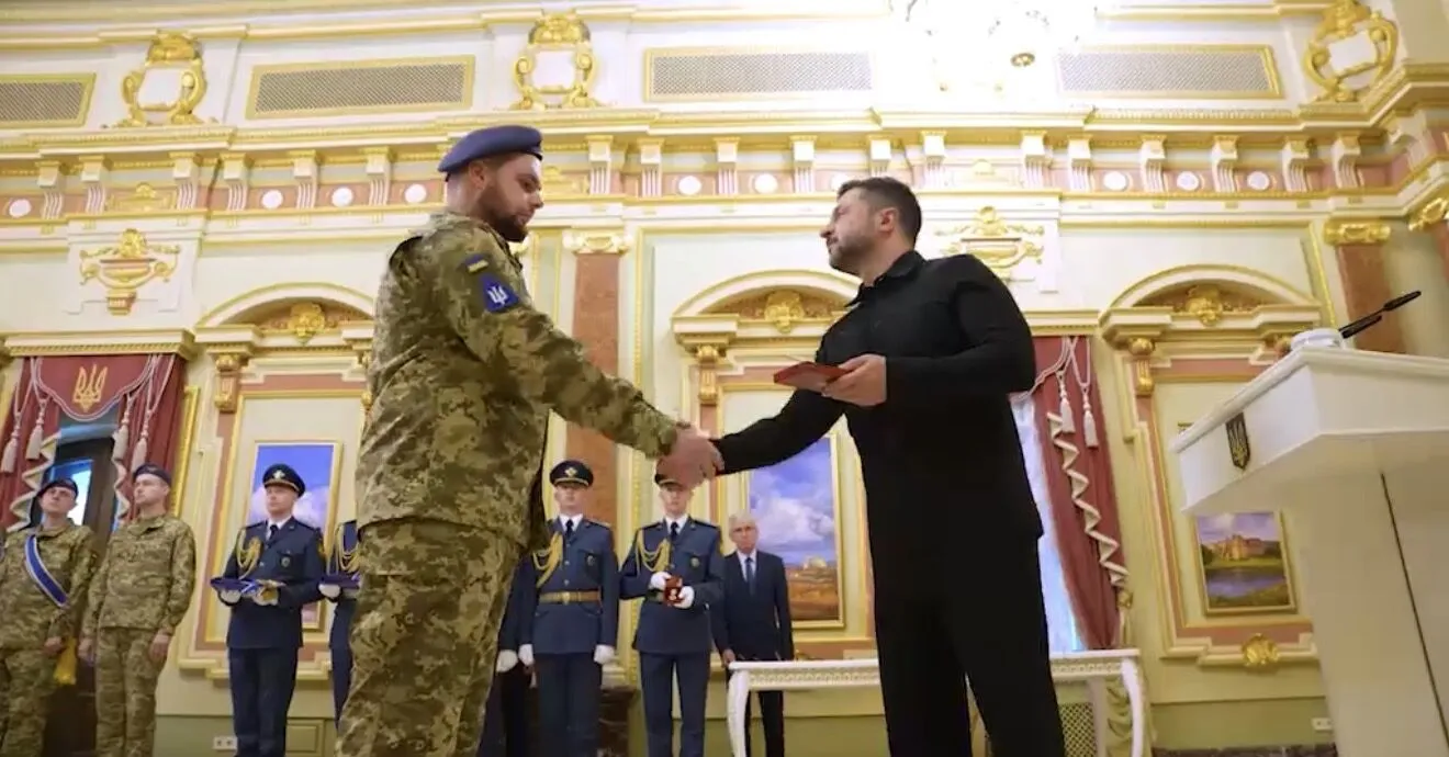 Президент вітає військових.