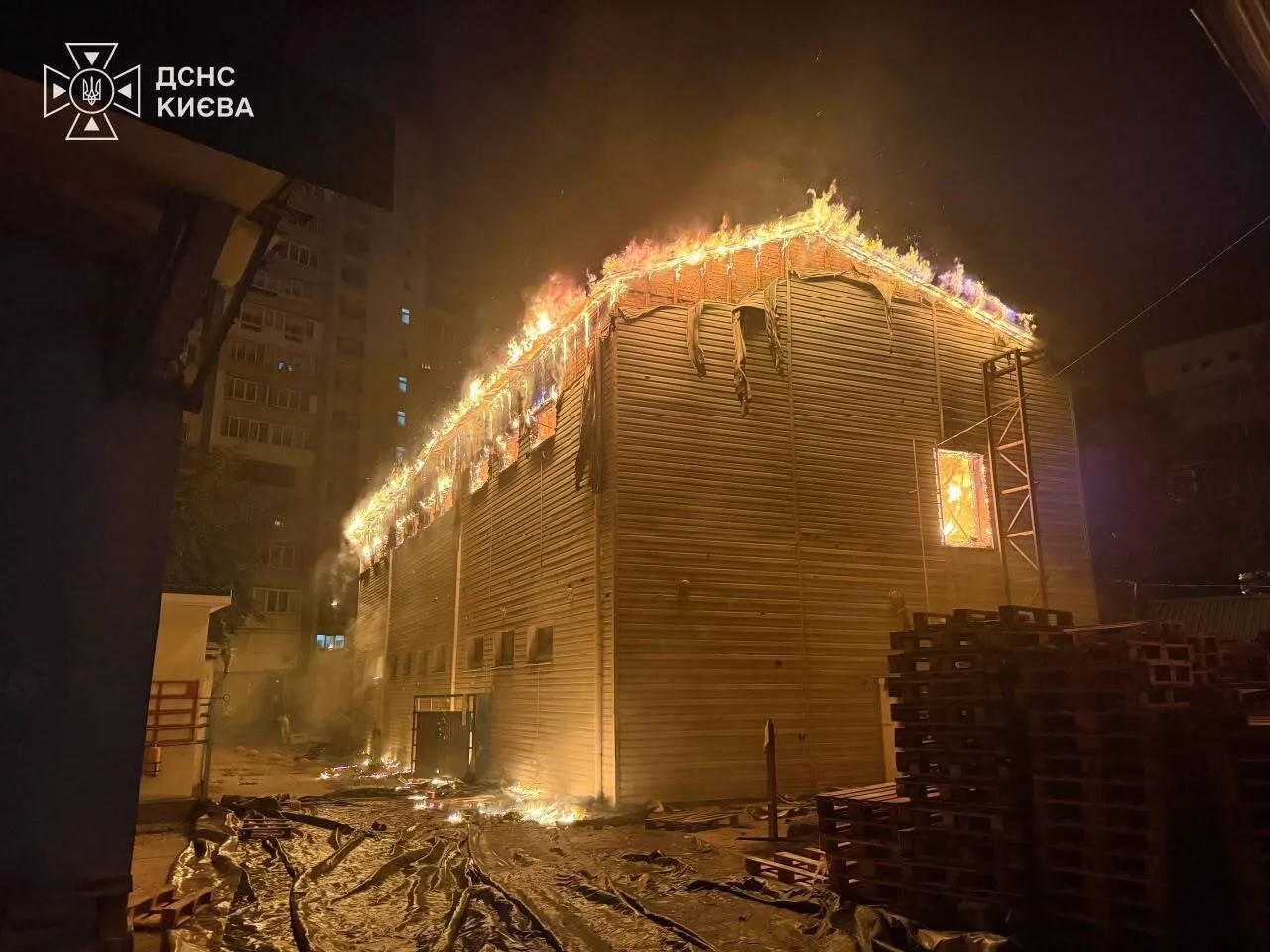 Спалахнули пожежі.