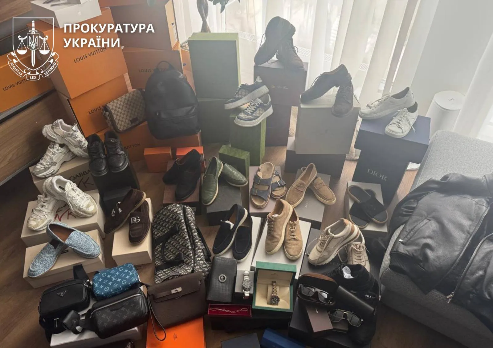 У военного изъяли коллекцию брендовых вещей