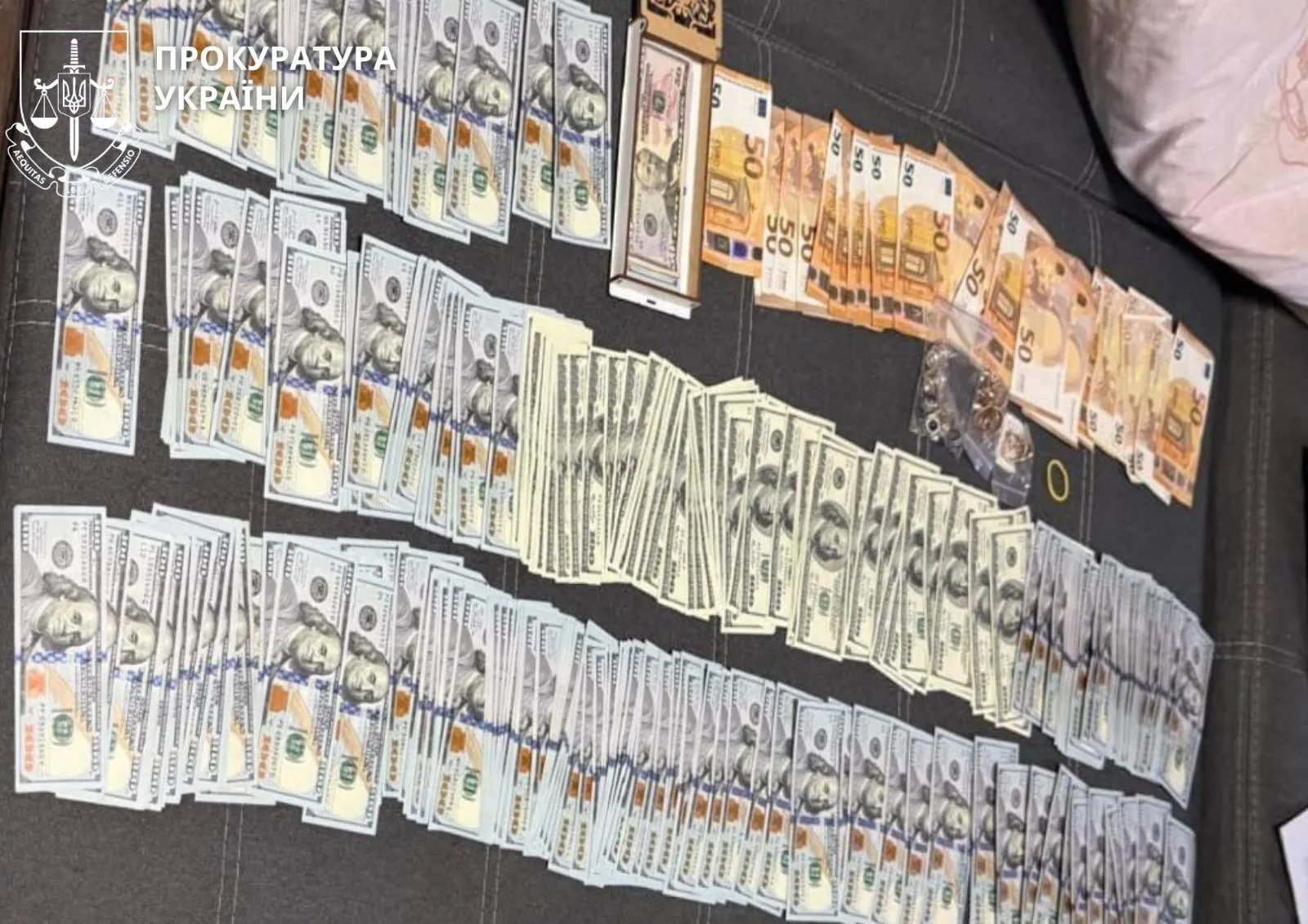 В ходе обысков изъяли более $51 тыс. и 2,1 тыс. евро