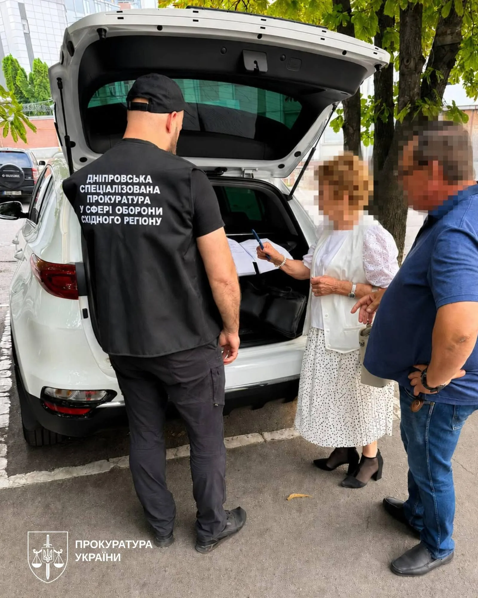Голова ВЛК та правоохоронець під час слідчих дій.