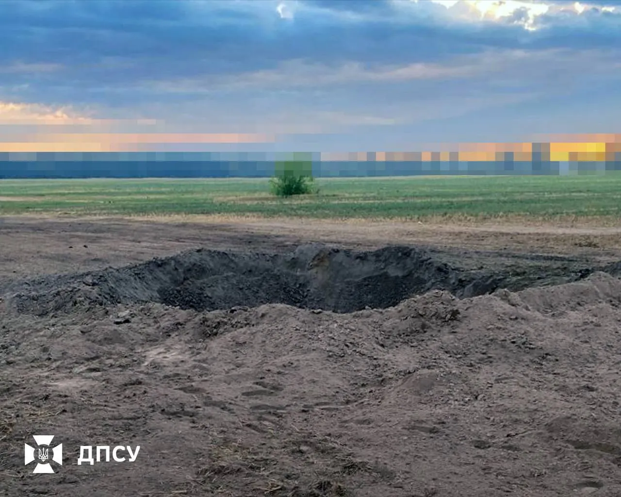 Вирва на місці падіння збитої російської ракети.