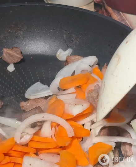 Просмажуємо м'ясо з овочами