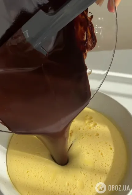 Поєднуємо шоколадну масу з яєчною
