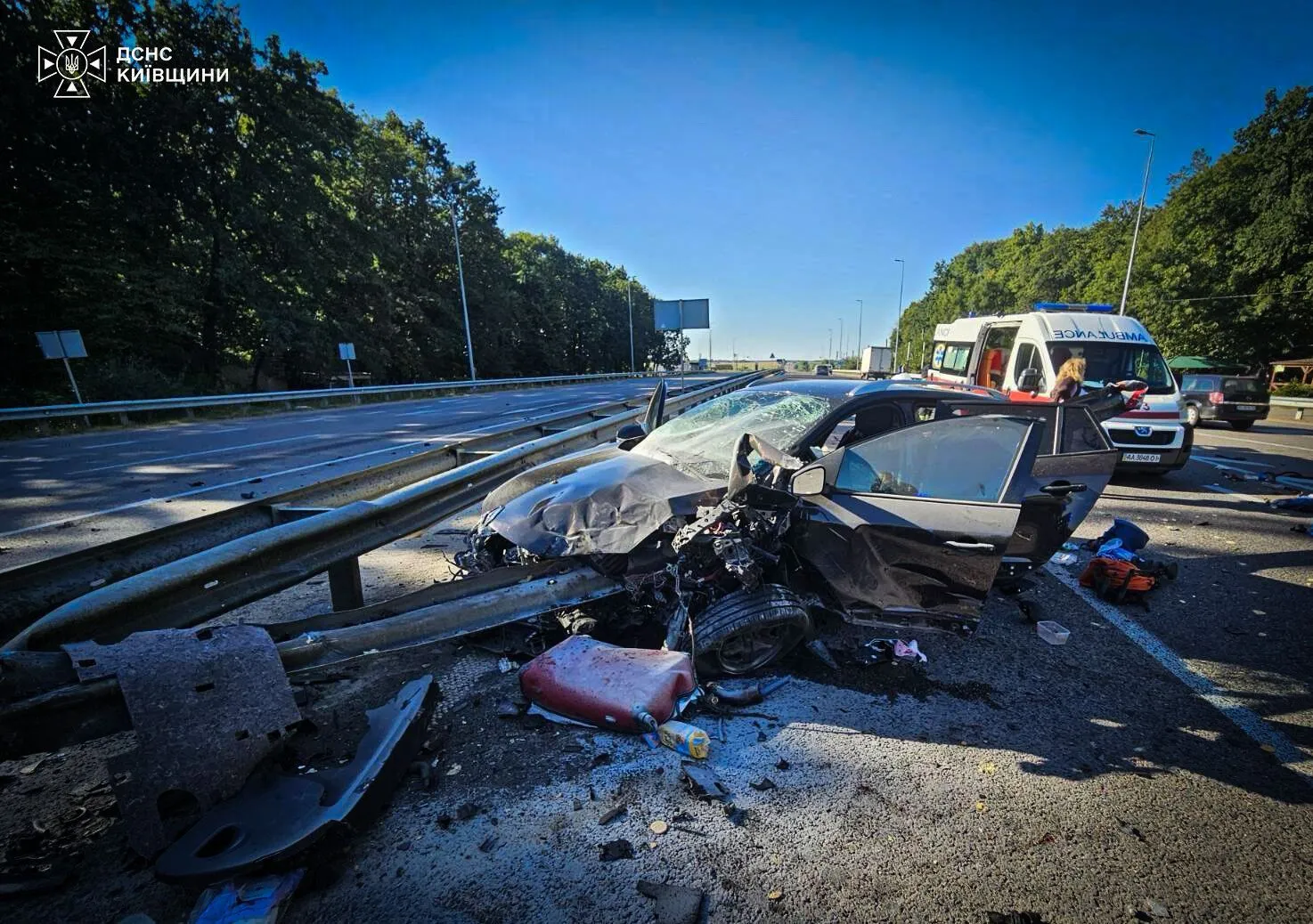 Металева конструкція відбійника пробила автомобіль наскрізь.