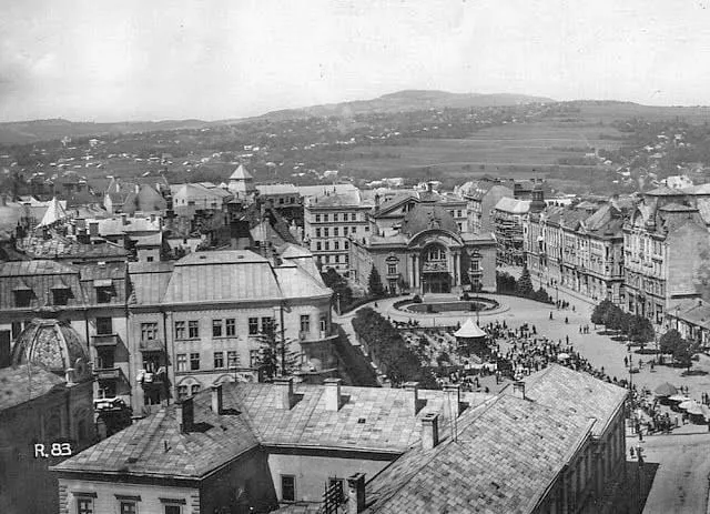 Краєвид з вежі ратуші на театральну площу. Фото 1910-х років.