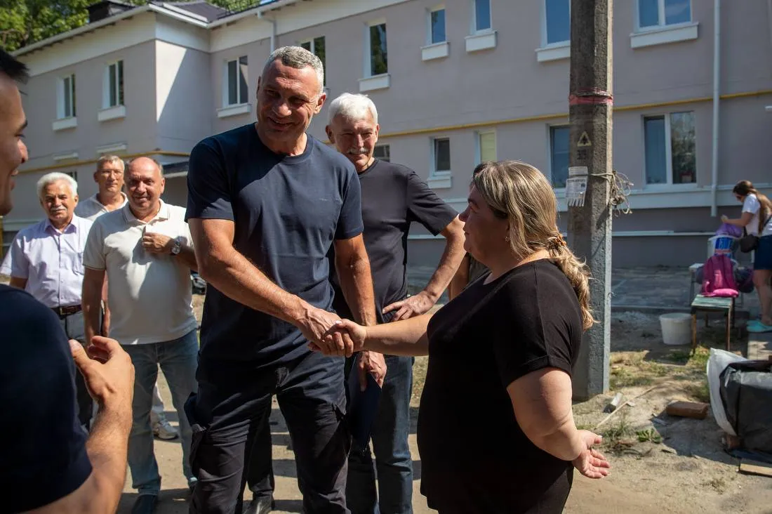 Виталий Кличко показал, как восстанавливают дома в Святошинском районе Киева.