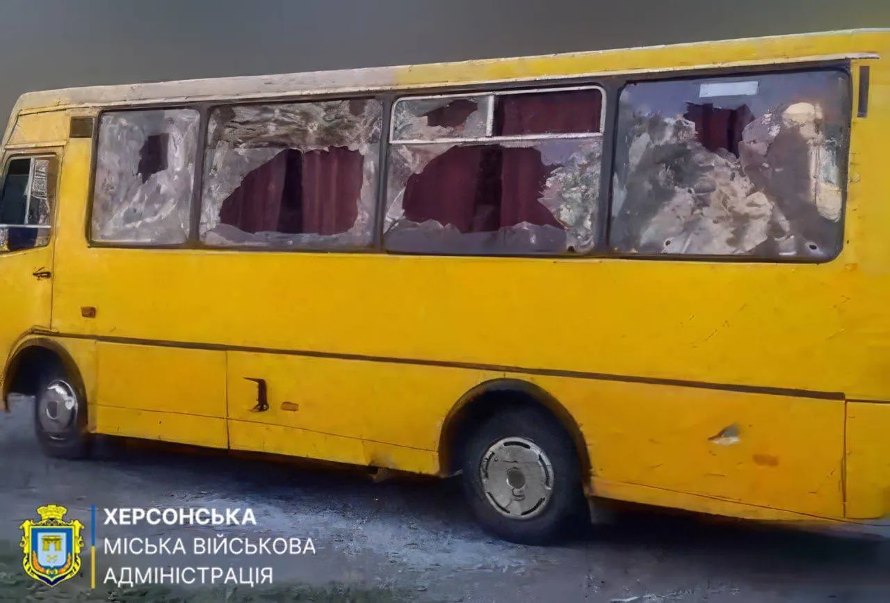 Росіяни атакували маршрутку у Херсоні.