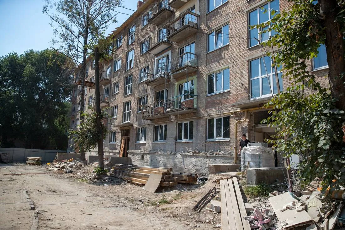 Виталий Кличко показал, как восстанавливают дома в Святошинском районе Киева.