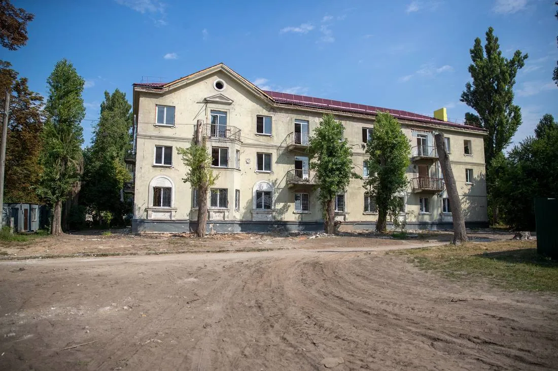 Виталий Кличко показал, как восстанавливают дома в Святошинском районе Киева.
