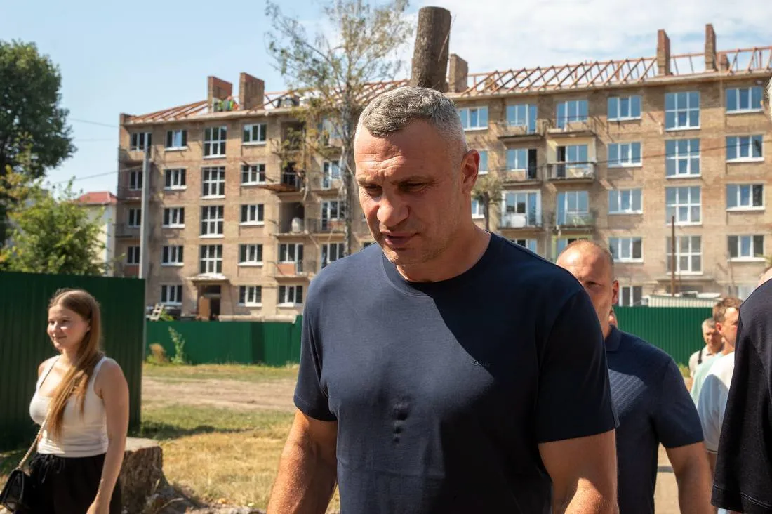 Виталий Кличко показал, как восстанавливают дома в Святошинском районе Киева.