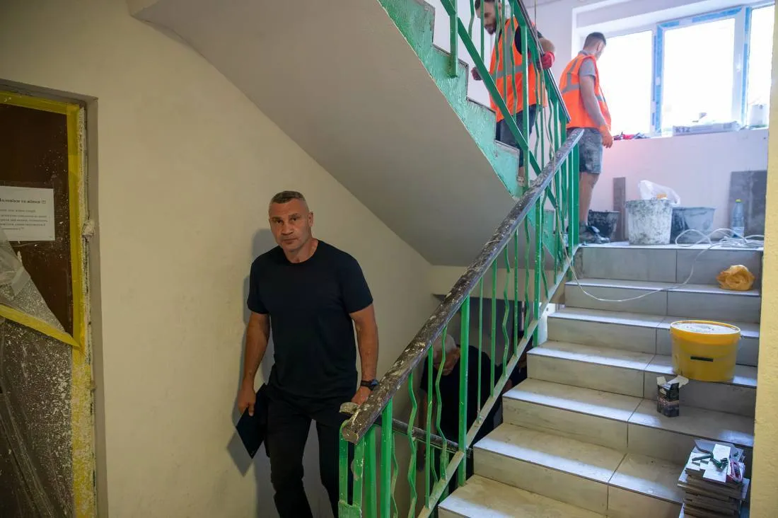 Виталий Кличко показал, как восстанавливают дома в Святошинском районе Киева.