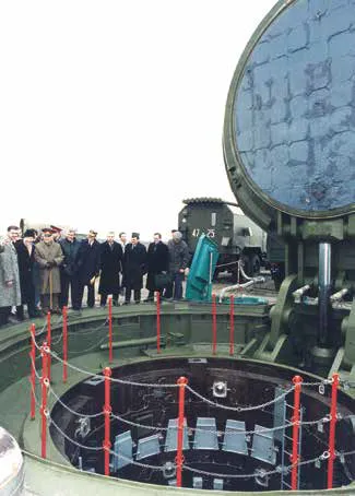 Украинские и американские официальные лица у шахты 43-й ракетной армии, Первомайск, Украина, 1994 год.