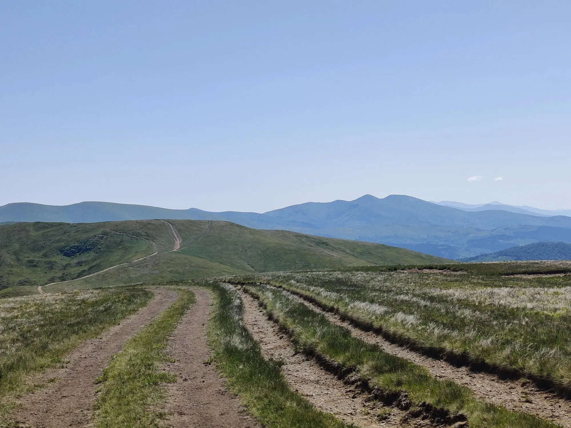 Последствия джипинга в Карпатах.