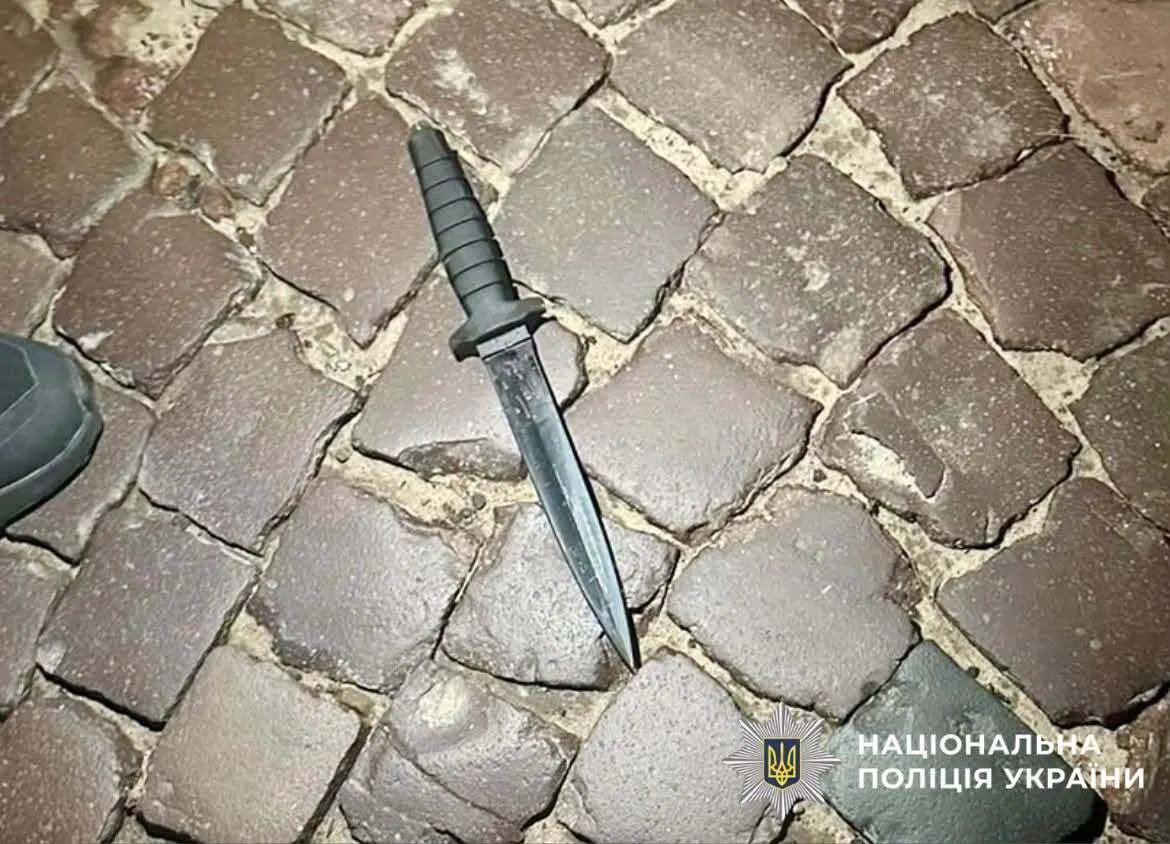 Нападник поранив працівника ТЦК ножем.