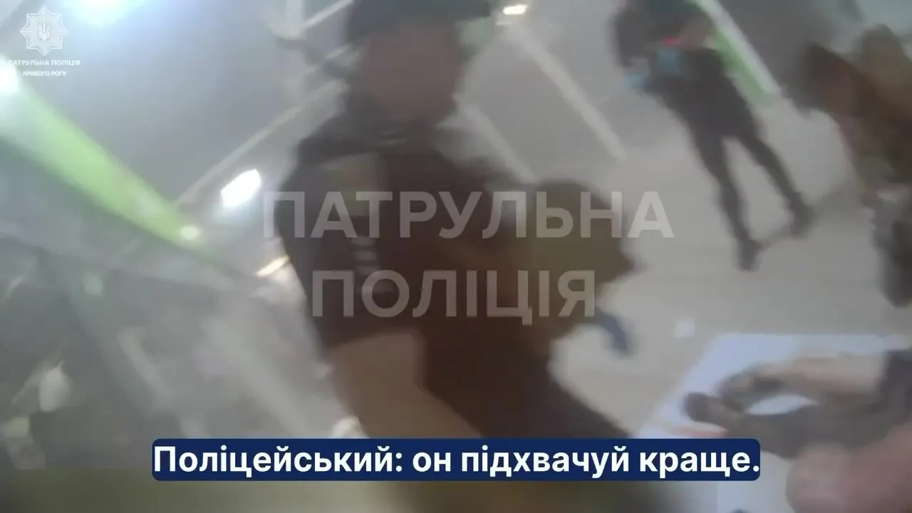 Полиция показала первые минуты после попадания в ТЦ в Кривом Роге