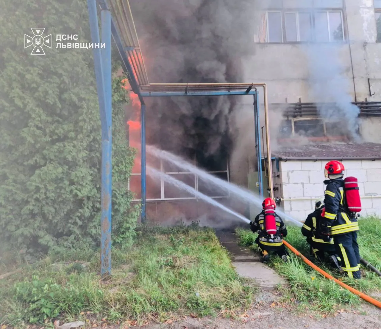 На Львівщині загорівся склад з аерозольними балончиками