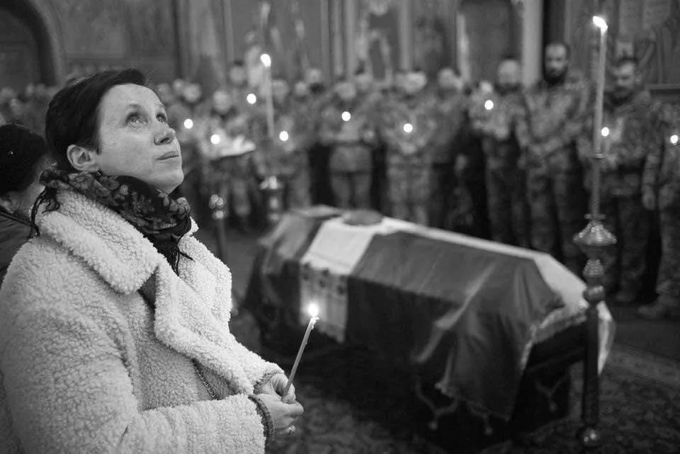 На похороні чоловіка.