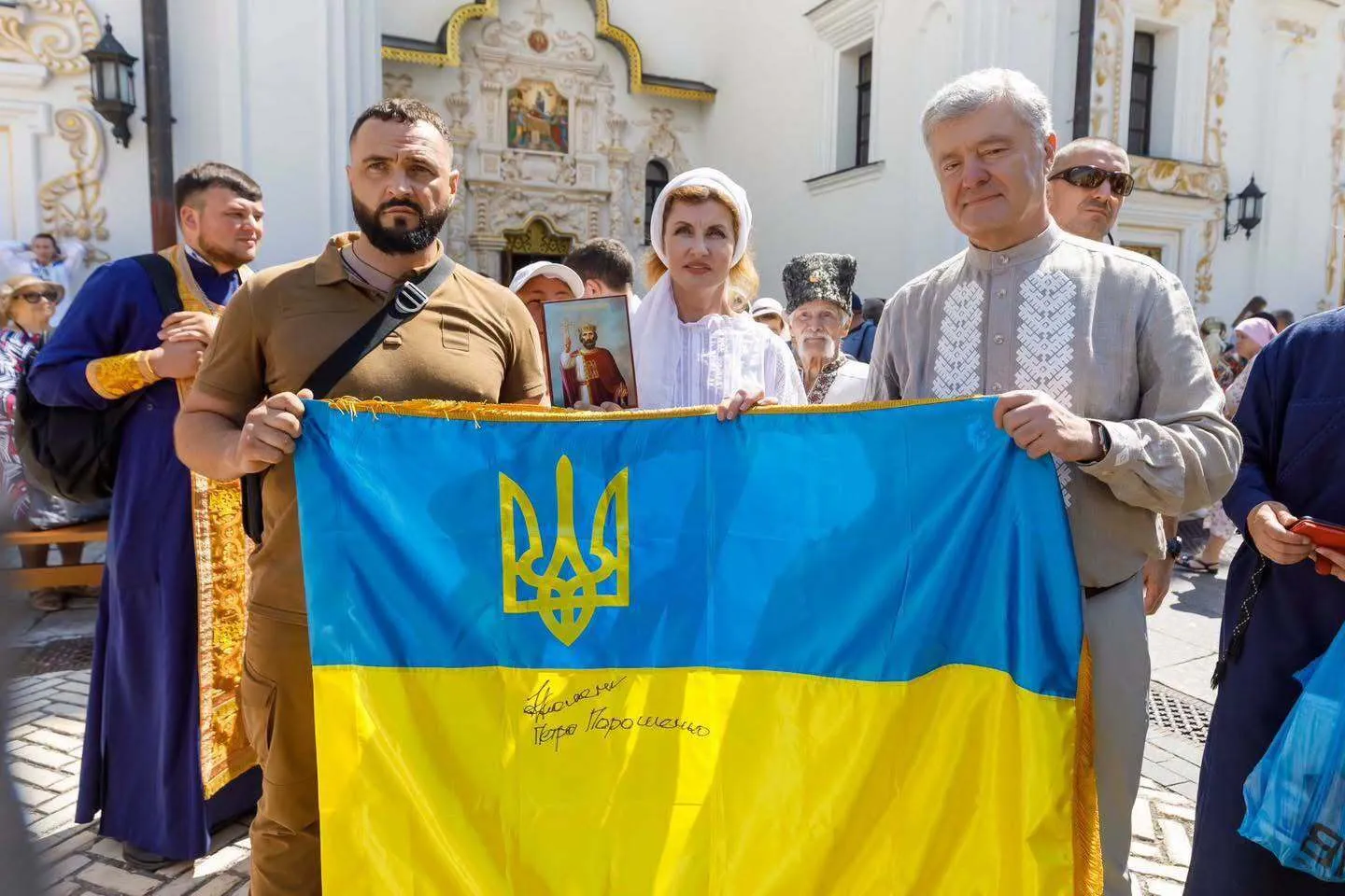 Порошенко привітав українців із Днем Державного Прапора