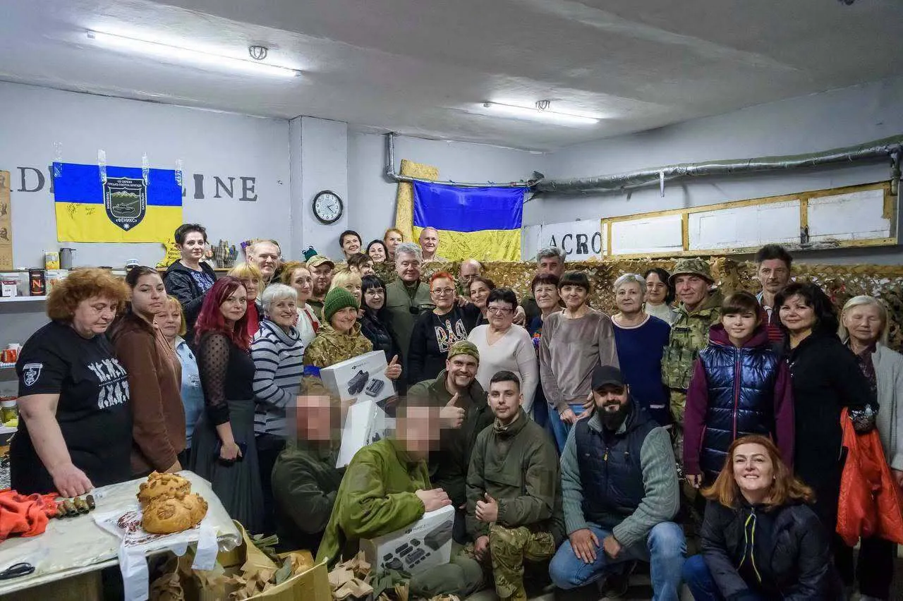 Порошенко привітав українців із Днем Державного Прапора