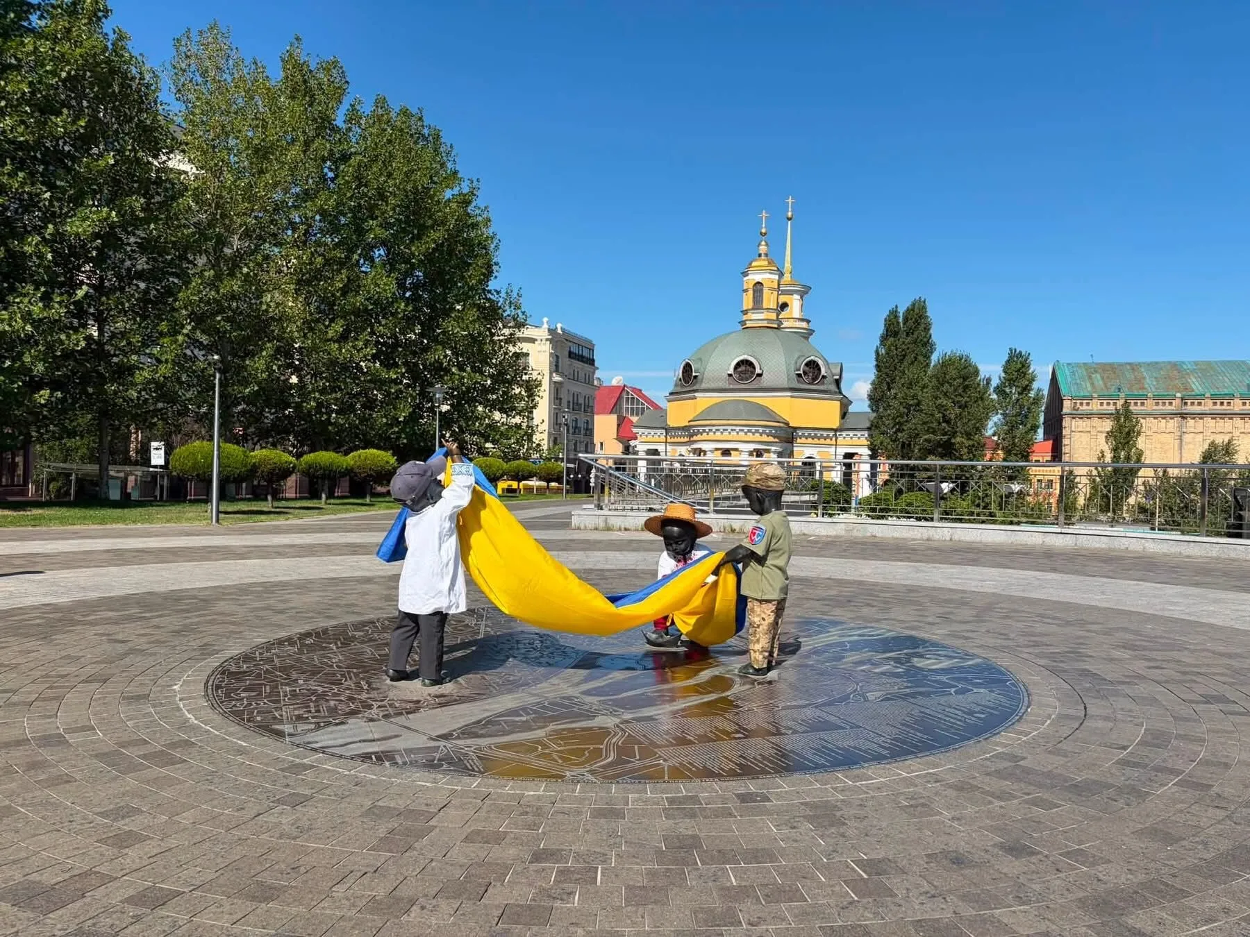 Малюки-засновники Києва в національному вбранні.
