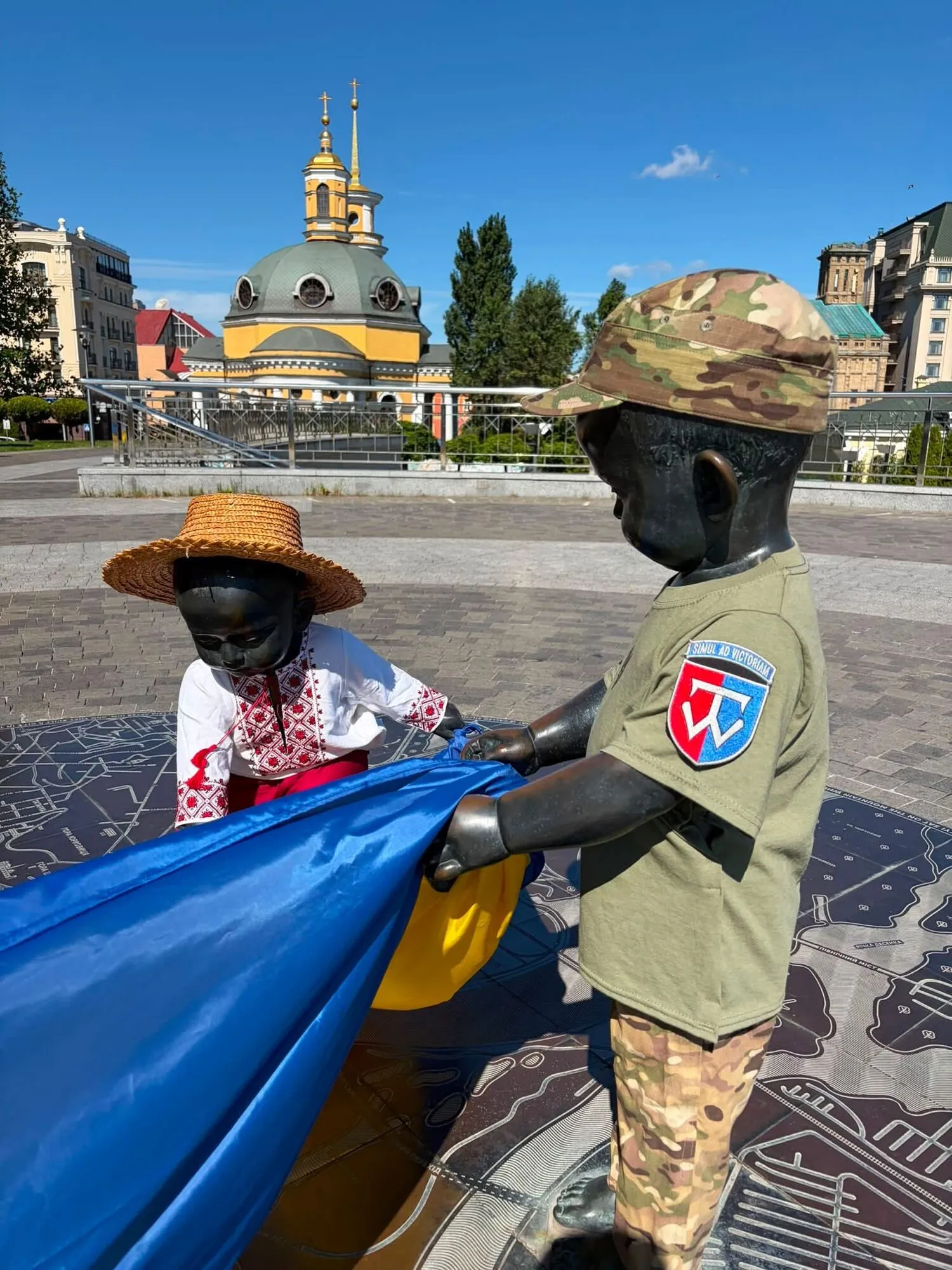 Малюки-засновники Києва в національному вбранні.