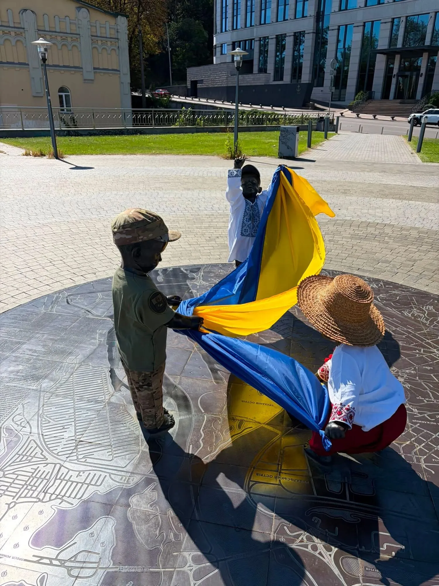 Малюки-засновники Києва в національному вбранні.