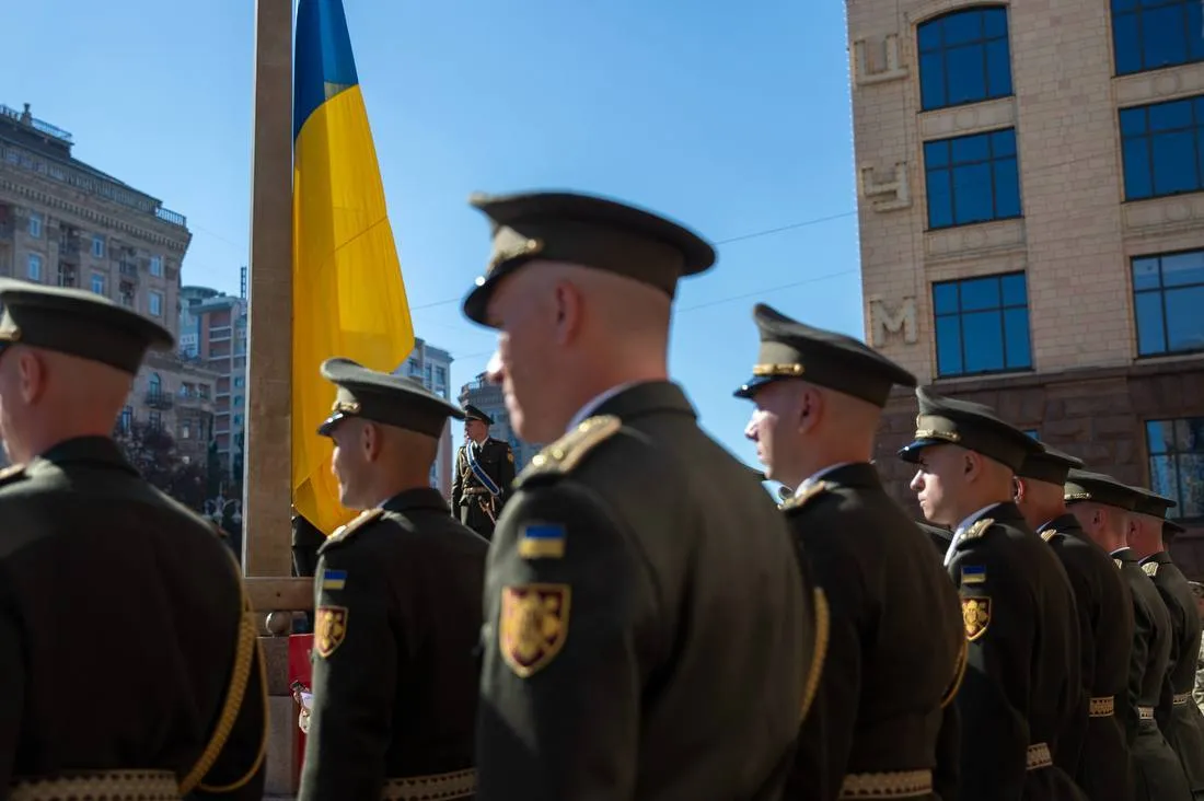 День государственного флага Украины: у здания Киевской мэрии торжественно подняли сине-желтый флаг