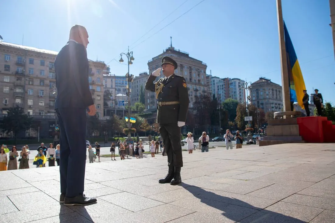 День государственного флага Украины: у здания Киевской мэрии торжественно подняли сине-желтый флаг
