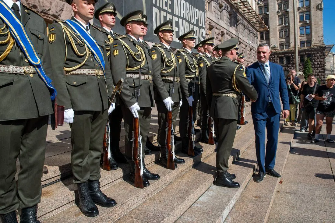 День государственного флага Украины: у здания Киевской мэрии торжественно подняли сине-желтый флаг