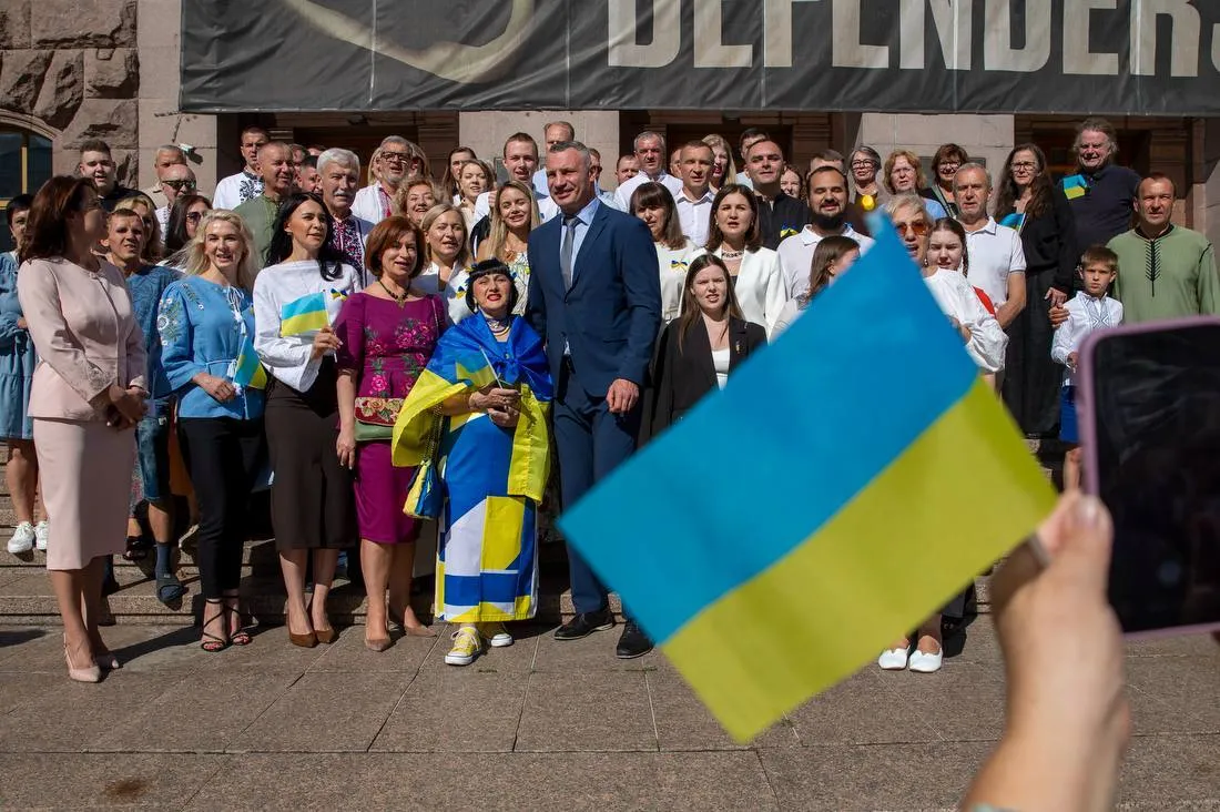 День государственного флага Украины: у здания Киевской мэрии торжественно подняли сине-желтый флаг
