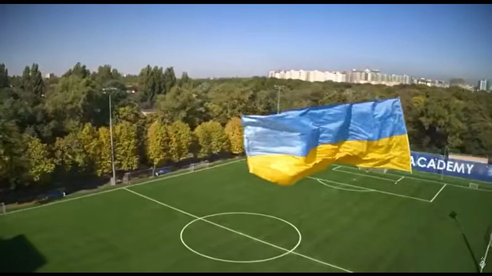 Прапор облітає Київ
