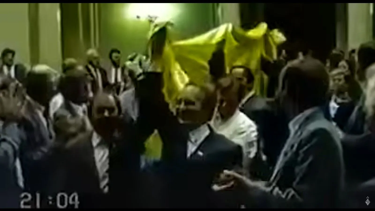 Вперше прапор внесли до Верховної Ради у 1991 році