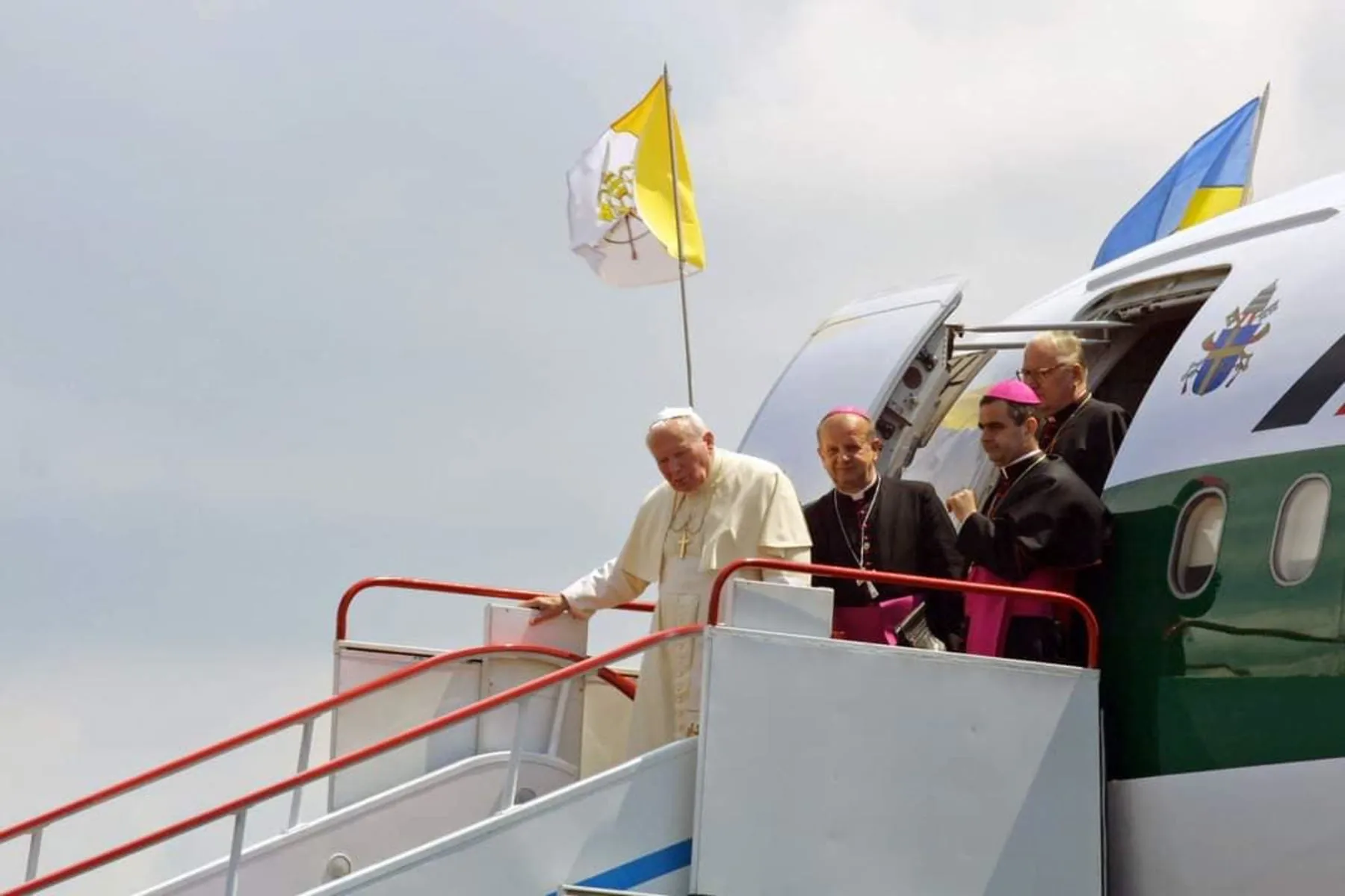 Папа Римський Іван Павло ІІ прибуває до України.