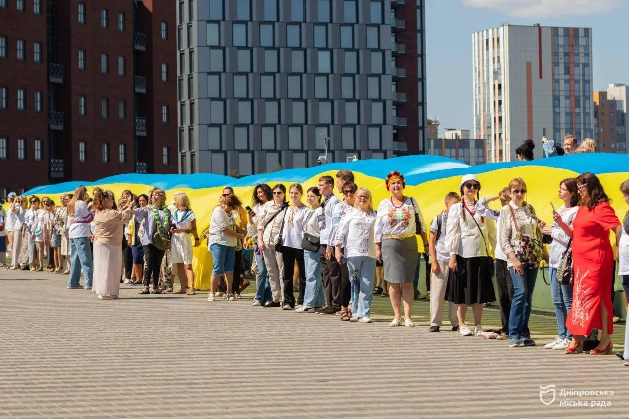 Дніпряни пройшли містом під 50-метровим прапором України