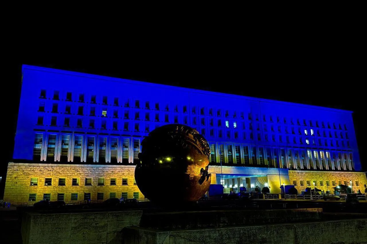 Будівля Міністерства закордонних справ Італії у кольорах українського прапора