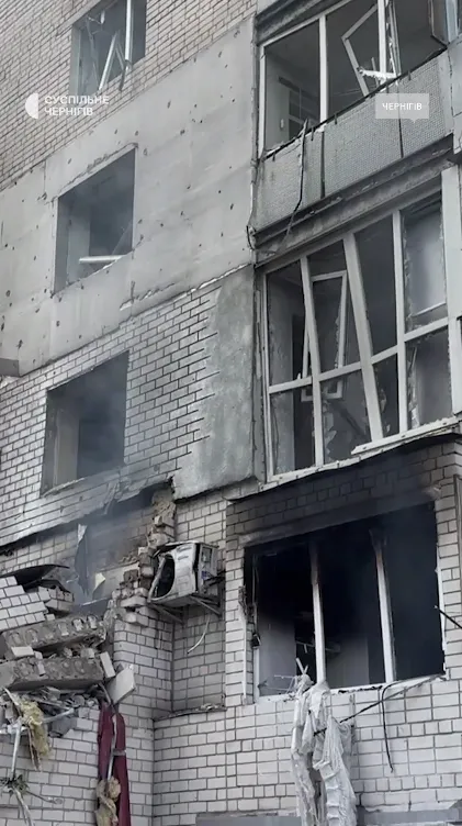 Росіяни влучили в багатоповерхівку в центрі Чернігова.