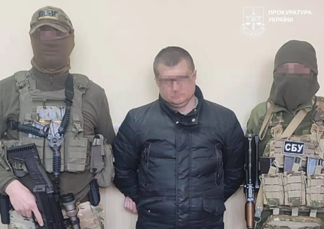 Співробітники СБУ поруч із іншим затриманим зрадником.