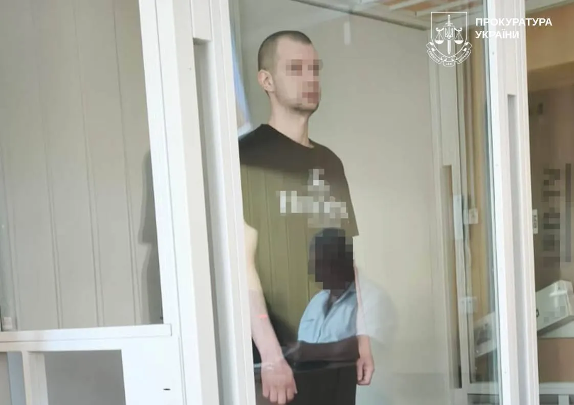 Один із засуджених у залі суду.