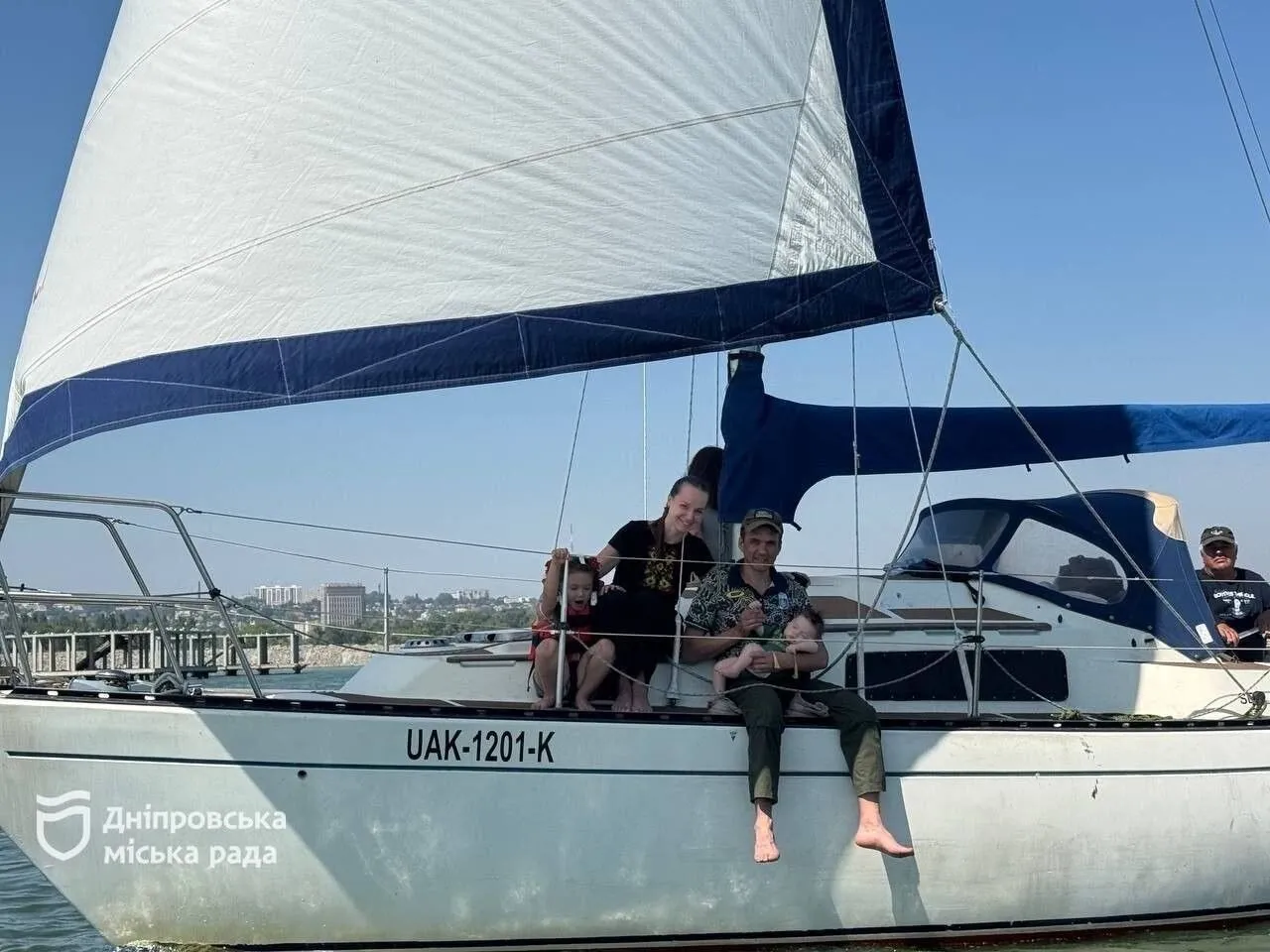 У Дніпрі для ветеранів та членів їхніх родин організували оздоровчо-реабілітаційне заняття з крейсерського яхтингу