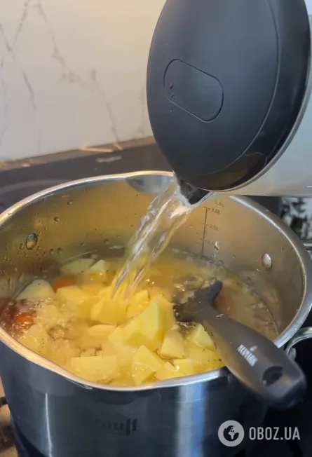 Добавляем картофель и воду