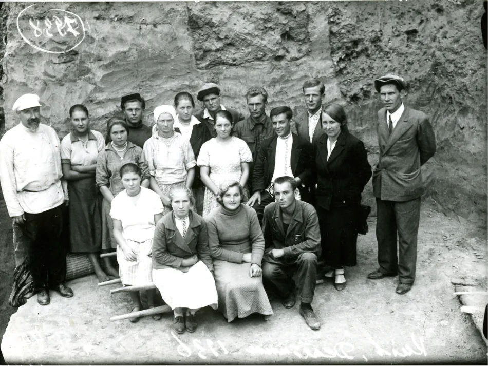Участники археологических раскопок. 1937 г. Руководитель Т. Мовчановский